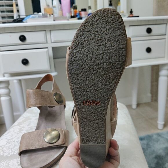 Taos carousel 2 wedge button sandals size 40 nwob - Picture 6 of 6